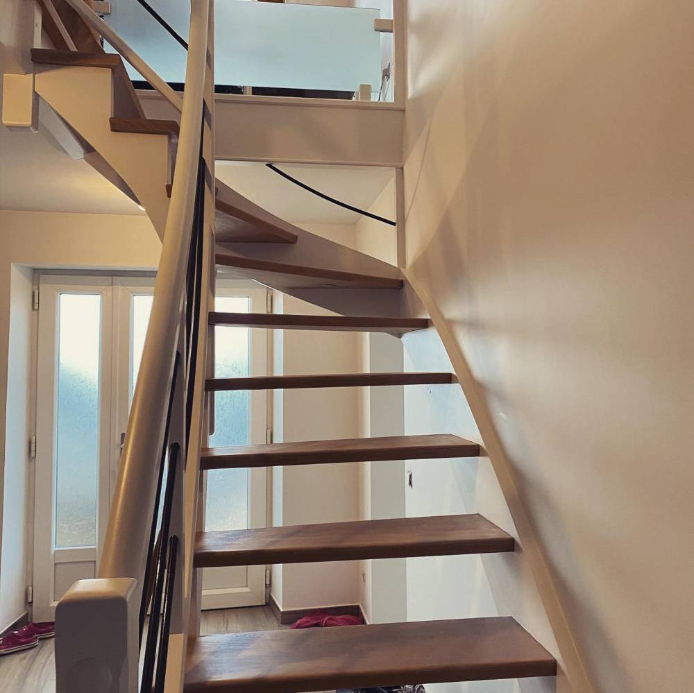 Escaliers blanc et bois