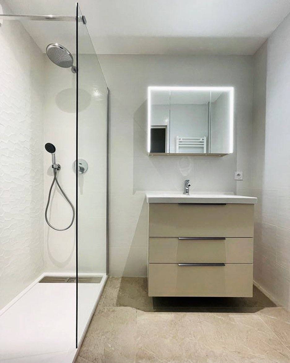 création d'une salle de bain avec douche à l'italienne et miroir éclairant