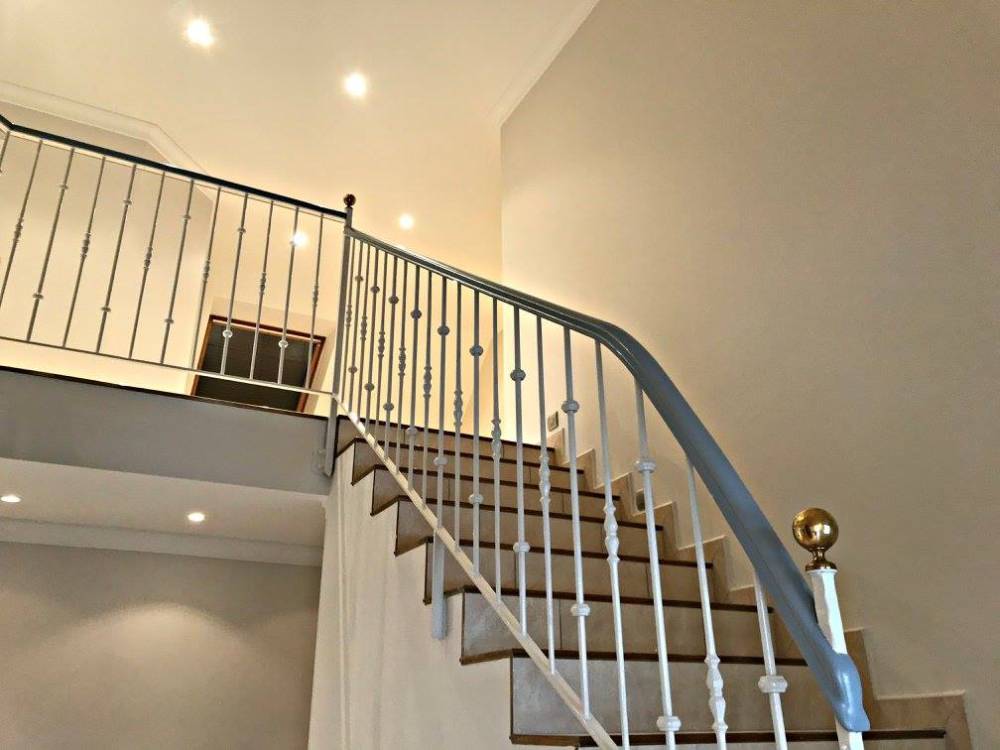 Escaliers avec finition en or