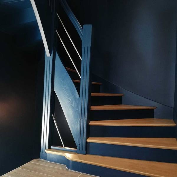 Escaliers en bois bleu